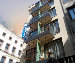 ein Gebäude mit Balkonen an der Seite in der Unterkunft Four Sides Beyoglu in Istanbul