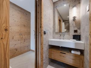 ein Badezimmer mit Waschbecken und Spiegel in der Unterkunft Appartement neuf à La Rosière avec sauna privé et parking - FR-1-690-24 in Montvalezan