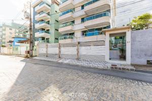 an empty street in front of a building at Apto c/ Vista Mar a 200m da Praia TSR0501 in Cururupe