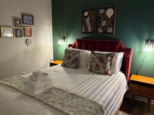 una camera da letto con un letto con asciugamani sopra di Gilded Magnolia Hideout, Sleeps8, Hot Tub, pet friendly a Savannah Altre 12 foto