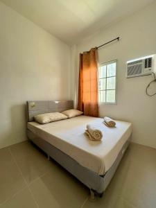 En eller flere senge i et værelse på Panglao Staycation Home