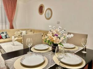 アディスアベバにあるAmazing 2BR with a View in Boleのダイニングルームテーブル(皿、ワイングラス付) +16枚の写真