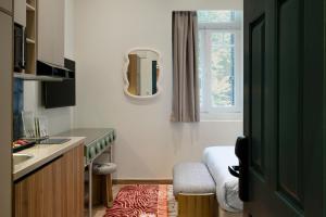 une petite cuisine avec un évier et une fenêtre dans l'établissement Brassbell l Zamalek l Daoud Studios Villa D, au Caire