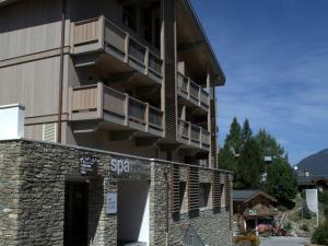 ein Apartmenthaus mit einem Balkon an der Seite in der Unterkunft Appartement de Charme à Courchevel Village - 4 pièces pour 7 personnes avec Garage - FR-1-575-26 in Courchevel