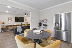 una cucina e una sala da pranzo con tavolo e sedie di Charming 3-bedroom house in terrific Houston with AC, WiFi a Houston