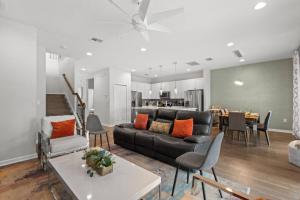 un salon avec un canapé et une table dans l'établissement Ultimate 8br Family Getaway, à Kissimmee