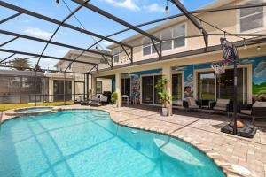 une piscine devant une maison dans l'établissement Ultimate 8br Family Getaway, à Kissimmee