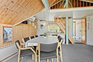 une salle à manger avec une table et des chaises dans l'établissement 0142-Romo-Ivigtut-1, à Kongsmark