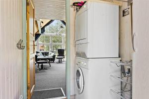 Il comprend une cuisine équipée d'un réfrigérateur et d'un lave-linge/sèche-linge. dans l'établissement 0142-Romo-Ivigtut-1, à Kongsmark