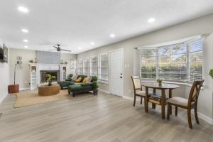 Χώρος καθιστικού στο Spacious 4BR Family Home in Missouri City