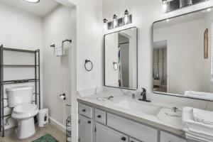 Ένα μπάνιο στο Spacious 4BR Family Home in Missouri City +22 φωτογραφίες