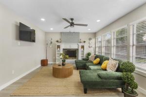 Μια τηλεόραση ή/και κέντρο ψυχαγωγίας στο Spacious 4BR Family Home in Missouri City