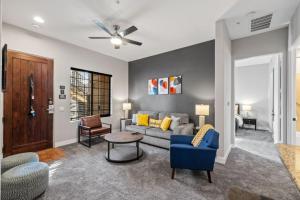 Χώρος καθιστικού στο La Quinta Casita 1 Bedroom Condo