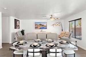 Posezení v ubytování Float Fun Retreat Pool Hot Tub Fire Pit Foosball Pool Table