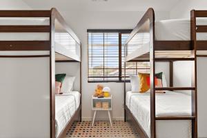 Postel nebo postele na pokoji v ubytování Float Fun Retreat Pool Hot Tub Fire Pit Foosball Pool Table + 45 fotografií