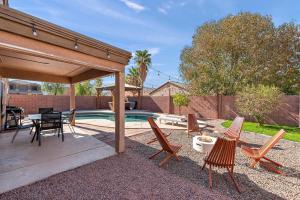 Patio nebo venkovní prostory v ubytování Float Fun Retreat Pool Hot Tub Fire Pit Foosball Pool Table