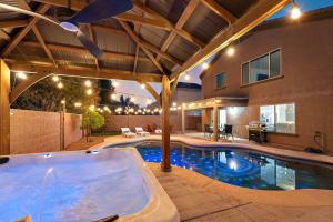 Bazén v ubytování Float Fun Retreat Pool Hot Tub Fire Pit Foosball Pool Table nebo v jeho okolí