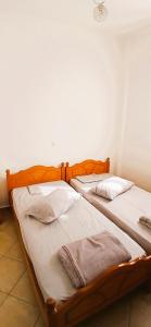 two beds sitting next to each other in a room at Sogno Sulla Montagna in Lagadia