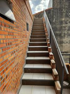 eine Treppe, die zu einer Backsteinmauer führt in der Unterkunft Hermoso depto en Fdo in Fernando de la Mora