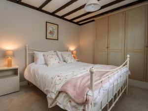 Un pat sau paturi într-o cameră la Maple Tree Cottage