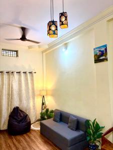 Χώρος καθιστικού στο Navkar Homestay - Ground Floor 2BHK near Mahakal
