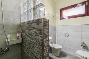 a bathroom with a toilet and a sink at Pool Retreat Tamaragua in La Oliva