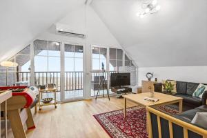 a living room with a couch and a tv at 0236-Romo-Havnebyvej-61-G in Kongsmark