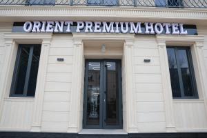 ein Gebäude mit einem Schild mit der Aufschrift „Aktuelles peruanisches Hotel“ in der Unterkunft Orient Premium in Yakkasaray