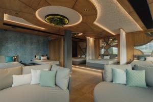 a living room with two couches and a ceiling at PACHMAIR 1453 apart resort in Uderns +81 photos