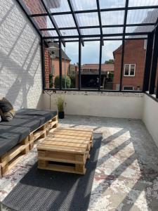 a screened in patio with a bed and a bench at Stor lys lejlighed på 100 kvm, central beliggenhed in Holstebro
