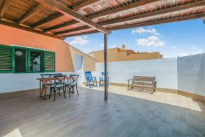 Balkoni atau teres di Casa Afortunada 3BR Pool Retreat