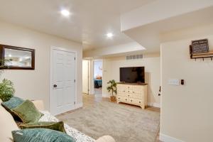 un salon avec un canapé et une télévision dans l'établissement The Green Dragon Near Hiking and Dtwn Cedar City!, à Cedar City