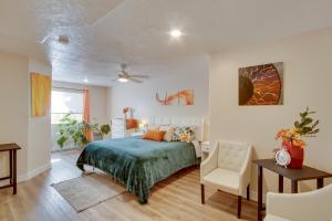 une chambre avec un lit, une table et une chaise dans l'établissement The Green Dragon Near Hiking and Dtwn Cedar City!, à Cedar City