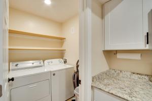 Il comprend une petite cuisine équipée d'un lave-linge et d'un sèche-linge blancs. dans l'établissement The Green Dragon Near Hiking and Dtwn Cedar City!, à Cedar City 16 autres photos