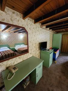 a bedroom with a mirror and a desk and a bed at Yazicilar Hotel in Masukiye