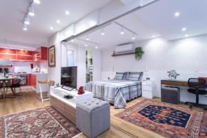 Un dormitorio grande con una cama y una cocina. en Apartamento em Itaipava com Piscina e Academia, en Itaipava