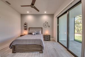 Postel nebo postele na pokoji v ubytování NEW BUILD-Heated Pool & Spa-Canal - South Exposure - House Aruba + 24 fotografií