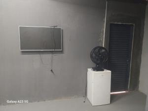 Μια τηλεόραση ή/και κέντρο ψυχαγωγίας στο quarto privativo e alojamento