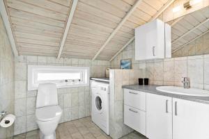 un baño con inodoro y lavabo en 0017-Romo-Magevej-7, en Lakolk 16 fotos más