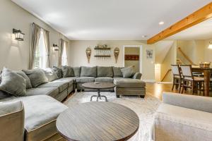 Fotografie z fotogalerie ubytování 2 Mi to Golfing and Hiking Spacious Wilmington Home v destinaci Wilmington