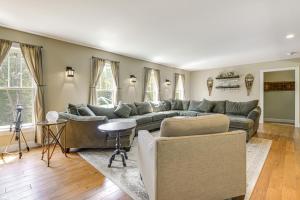 Fotografie z fotogalerie ubytování 2 Mi to Golfing and Hiking Spacious Wilmington Home v destinaci Wilmington