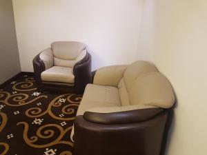 Uma área de estar em Palm Continental Hotel