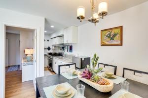 eine Küche und ein Esszimmer mit Tisch und Stühlen in der Unterkunft Explore SoCal! Cozy Retreat Near Disney and Beaches in Westminster