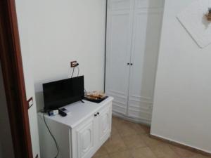 a room with a tv on top of a white cabinet at IL PARADISO in Latina