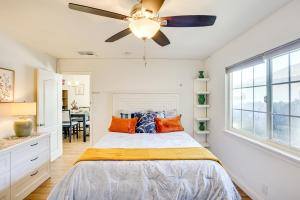 ein Schlafzimmer mit einem Bett und einem Deckenventilator in der Unterkunft Explore SoCal! Cozy Retreat Near Disney and Beaches in Westminster
