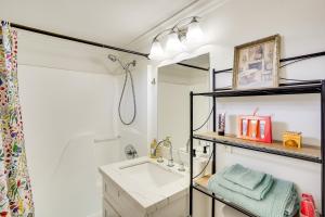 ein Badezimmer mit Waschbecken und Spiegel in der Unterkunft Explore SoCal! Cozy Retreat Near Disney and Beaches in Westminster + 19 Fotos