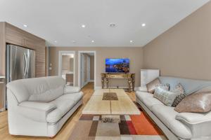 Χώρος καθιστικού στο West Vancouver 1 Bedroom Suite Garden View by Moonlight B&B +6 φωτογραφίες