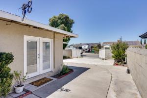 eine Eingangstür eines Hauses mit Einfahrt in der Unterkunft Explore SoCal! Cozy Retreat Near Disney and Beaches in Westminster