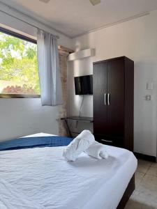 Ένα ή περισσότερα κρεβάτια σε δωμάτιο στο Loft para 4 en casa de huespedes con alberca comun