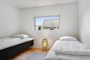 una camera da letto con due letti e una finestra di 0235-Romo-Norre-Frankel-63 a Rømø Kirkeby